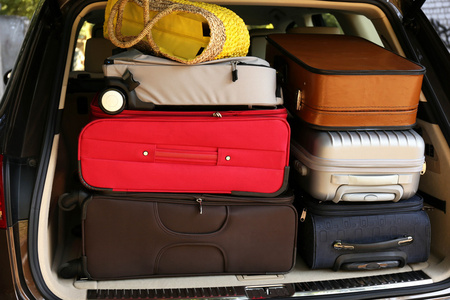 手提箱和包在准备启程前往假期的汽车后备箱里