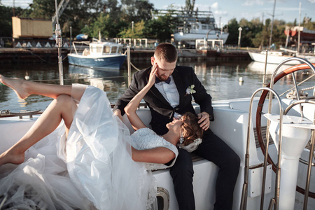 夫妇的婚礼在一艘游艇上拥抱。美新娘与新郎。B