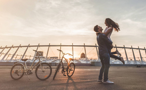 浪漫的情侣，与城市自行车