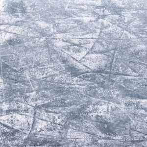 在冰的表面上的划痕。溜冰场