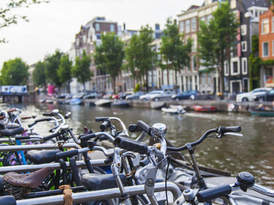 阿姆斯特丹，荷兰，2014 年 7 月 7 日。在银行渠道的自行车。这辆自行车是很火爆的荷兰运输类型
