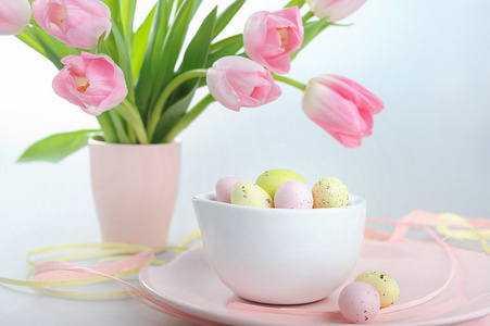 复活节装饰彩绘的鸡蛋与美丽的粉红色郁金香