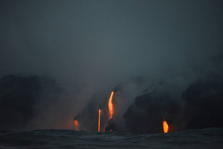 熔岩进入海洋在夏威夷大岛图片