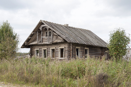 老被遗弃的木房子