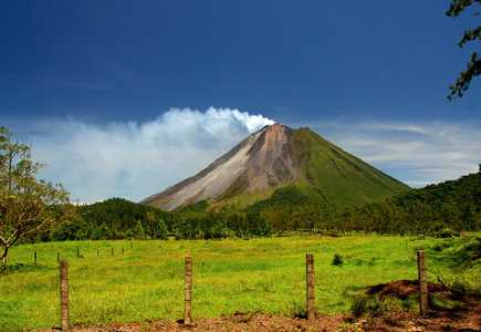 在哥斯达黎加阿雷纳尔火山图片