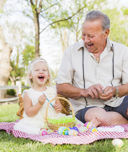 爷爷和孙女在毯子上复活节彩蛋