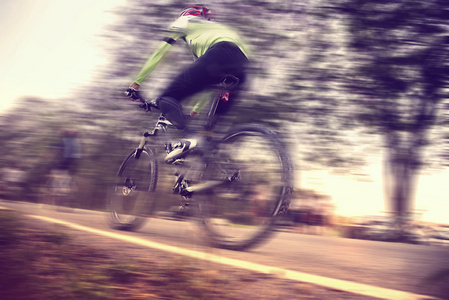 骑自行车的人骑山地自行车的速度效应的低角度视图