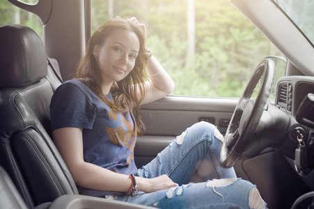 女孩在车里坐着休息