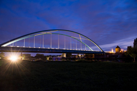 大桥横跨主河夜景