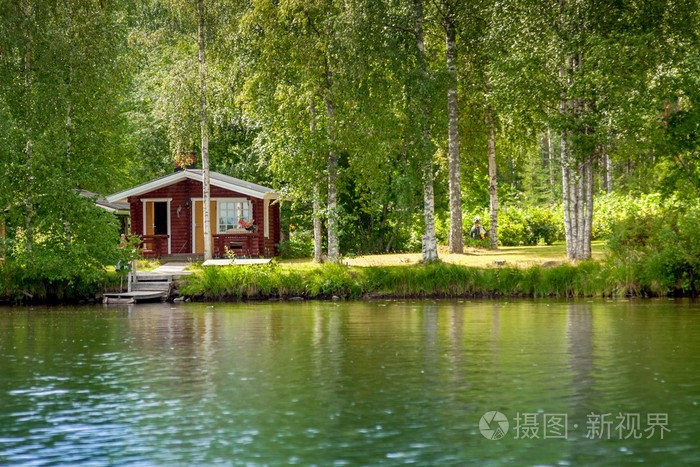 在农村芬兰湖边小屋