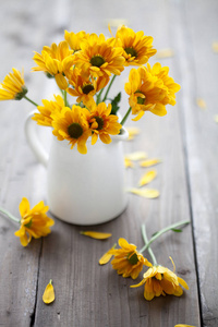 漂亮黄色菊花的花束