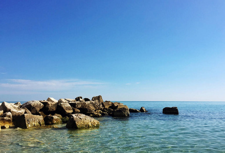 多岩石的海岸线，在炎热的夏天