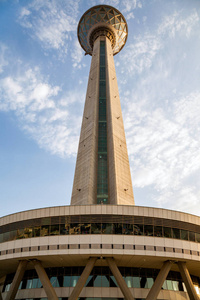 米拉德  塔在伊朗首都德黑兰。第六高塔和 24 个子最高的独立式的结构在世界