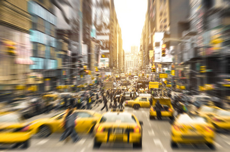 与黄色出租车高峰座舱及第 7 大道在曼哈顿市中心的大熔炉人之前日落明亮模糊焦的明信片的纽约城和他拥挤的交通堵塞