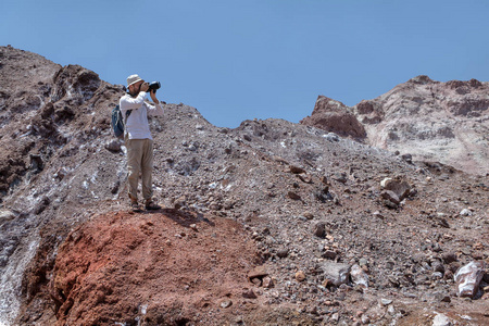 摄影师在偏僻的地区霍尔木兹岛，伊朗需要一张照片