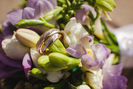 背景与开花和结婚戒指