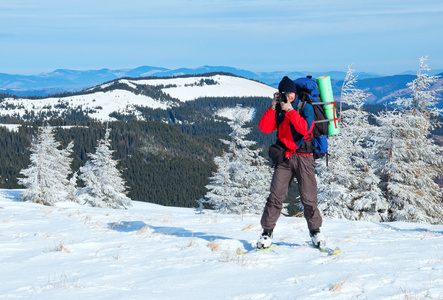 摄影师拍摄高山区冬季全景