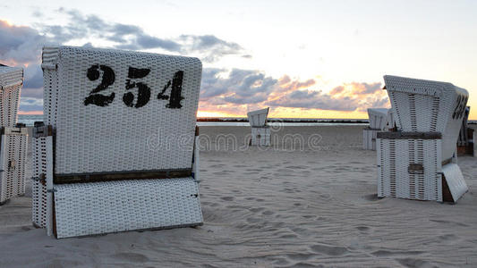 日出的白色沙滩椅图片