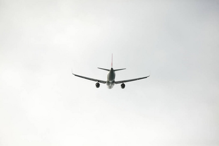 客机起飞向天空