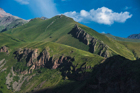 来自 Stepantsminda 镇的格鲁吉亚在好天气的卡兹别克山麓视图