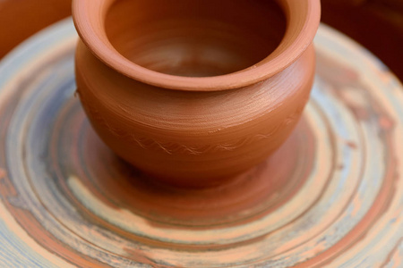 波特制作陶瓷壶在陶轮上
