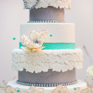 美味的白色和灰色的婚礼蛋糕