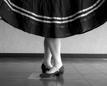 黑白版本的人物芭蕾, 第五位与裙子举行