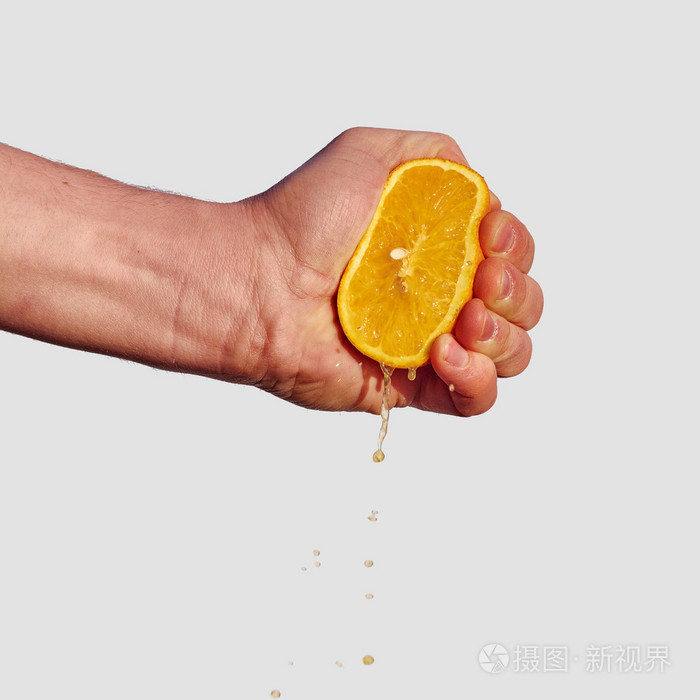 男人的手挤压从橙果汁照片-正版商用图片0uzaij-摄图新视界