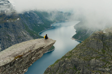 在挪威的 Trolltunga 是神话般的美丽