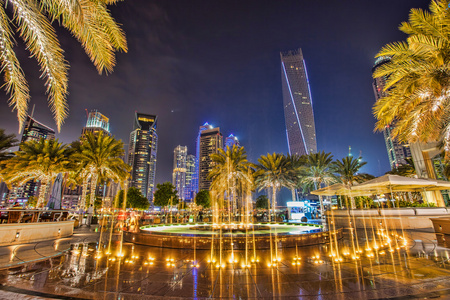 摩天大楼与船在迪拜，阿拉伯联合酋长国的迪拜码头
