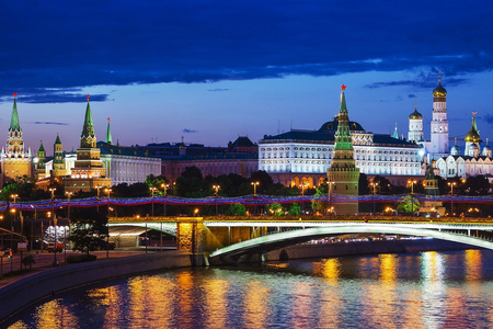 莫斯科克里姆林宫 夜视图，视图从重男轻女的桥，r