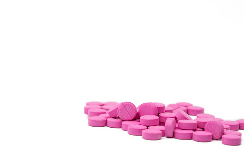 粉红色的桩片药丸孤立与剪切路径的白色背景上。复制空间