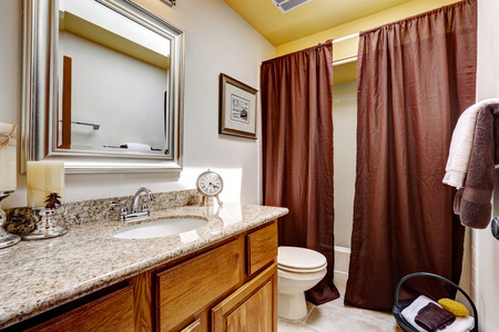 现代浴室柜与花岗岩的顶部。褐色的窗帘东北林业大学