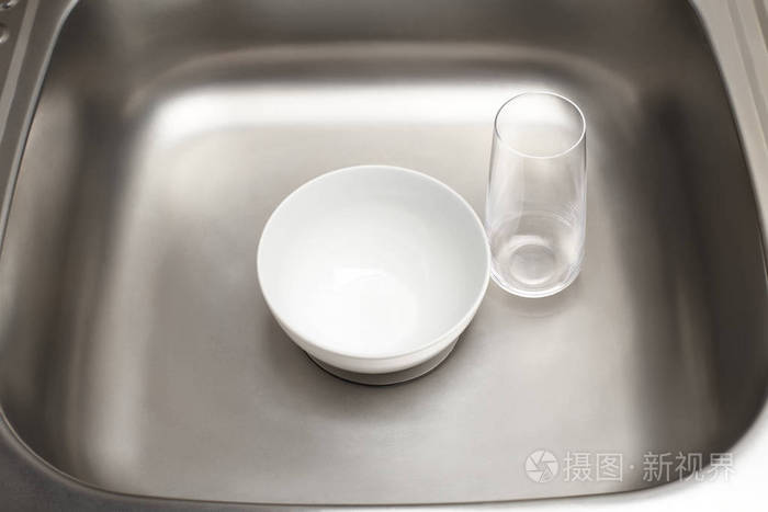 干净的白色的碗和饮用水玻璃厨房水槽