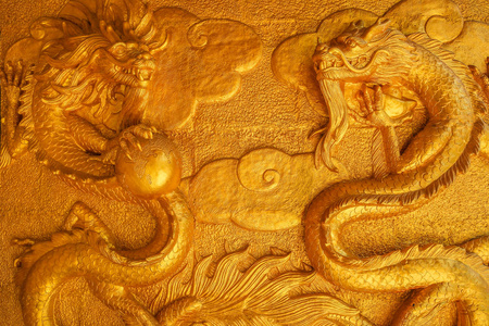 雕塑的金龙在寺庙的墙上