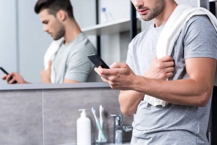 在浴室中使用智能手机的人