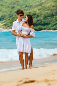 可爱的夫妻，在热带的海滩上行走