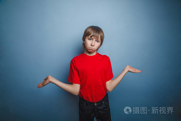 男孩,少年,身穿红衬衫的十二年摊了摊手,t