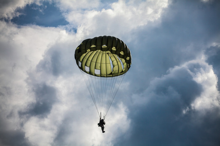 跳伞运动员在多云的天空