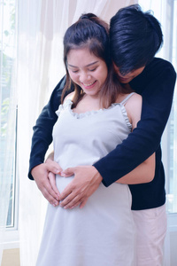 怀孕的妇女和丈夫是幸福的, 当我想到的婴儿出生