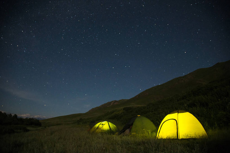 在晚上的露营地。满天星斗的天空
