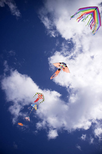 五颜六色的风筝在天空中