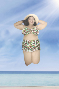 肥胖的女人跳上海滩图片
