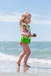 一个孩子，一个小女孩在夏天在海边玩耍的乐趣