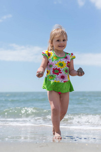 一个孩子，一个小女孩在夏天在海边玩耍的乐趣