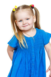 漂亮的小女孩扎着金发辫子的一件蓝色连衣裙