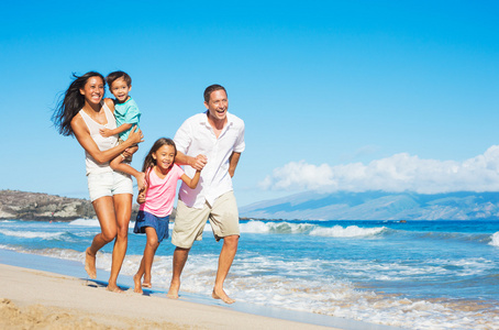 幸福的家庭，在海滩上