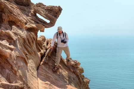 在外出旅行时的岩石的自然摄影师打乱，霍尔木兹海峡是