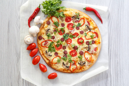 新鲜的自制比萨与西红柿 香肠 奶酪和蘑菇