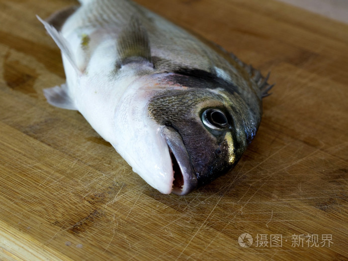 在木板上的新鲜海鲷鱼